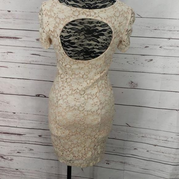 Pins and Needles Creme Lace Size Medium Dress - Picture 5 of 7